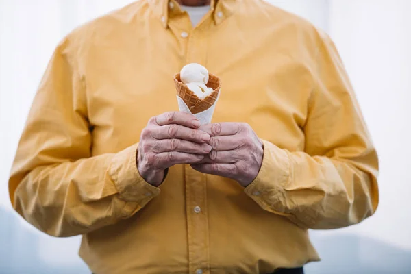Περικοπεί Θέα Ανώτερος Άνθρωπος Κρατώντας Παγωτό Χωνάκι — Φωτογραφία Αρχείου