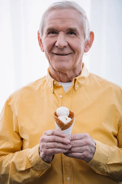 Senior Mannen Tittar Kameran Och Hålla Glasstrut Hemma — Stockfoto