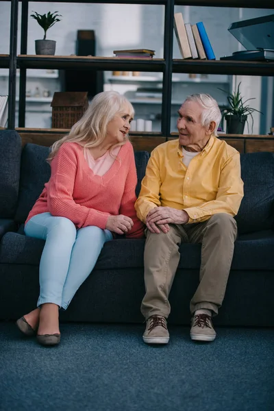 Seniorenpaar Lässiger Kleidung Sitzt Auf Couch Wohnzimmer — Stockfoto