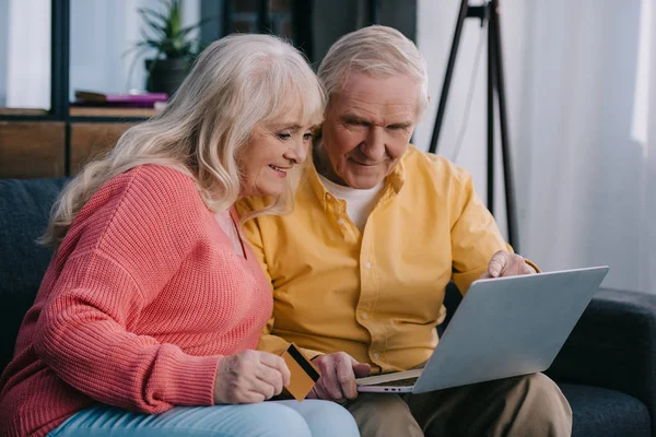 Smiling Senior Couple Sitting Couch Laptop Credit Card While Doing — Stock Photo, Image