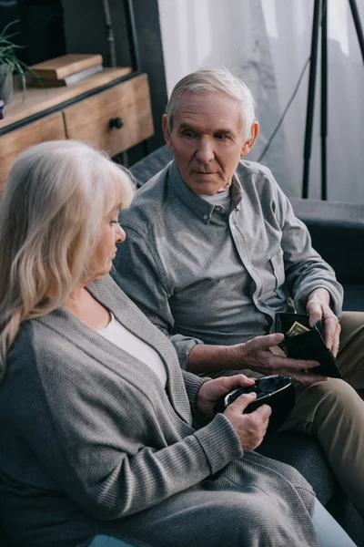 Äldre Par Sitter Soffan Och Hålla Plånböcker Hemma — Stockfoto