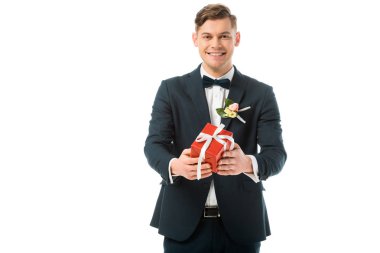 mutlu damat üzerinde beyaz izole kırmızı hediye kutusu holding