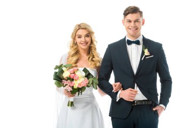 Düğün buketi ve üzerinde beyaz izole siyah elbiseli gülümseyen damat ile mutlu gelin