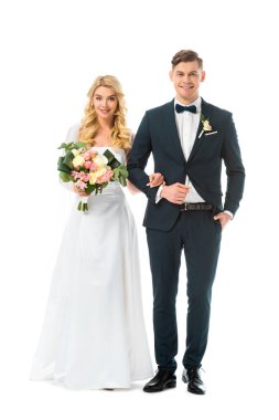 beyaz gelinlik ve yakışıklı damat üzerinde beyaz izole siyah elbiseli güzel gelin
