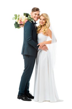 uzun beyaz düğün mutlu gelin elbise beyaz izole sarılma gülümseyen damat