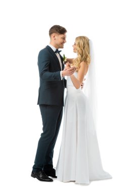 beyaz düğün mutlu gelin elbise beyaz siyah şık takım elbise izole gülümseyen damat dans