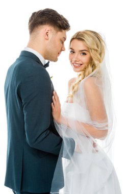 yakışıklı damat sarılma güzel gülümseyen gelin beyaz izole