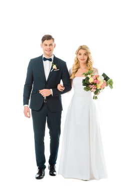 beyaz gelinlik ve yakışıklı damat üzerinde beyaz izole kamera bakarak şık elbiseli güzel gelin