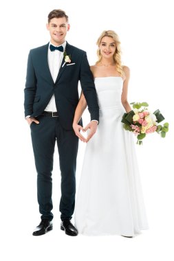 güzel gelin ve yakışıklı damat elleri üzerinde beyaz izole kalp işaret gösteren