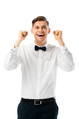 Evet jest ile yükseltilmiş yumruk üzerinde beyaz izole gösteren mutlu damat