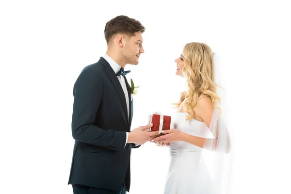 Gelukkige Bruidegom Geschenkdoos Presenteren Aan Glimlachende Bruid Geïsoleerd Wit — Stockfoto