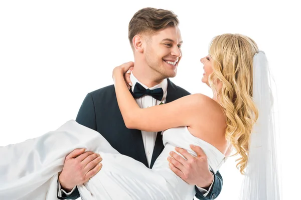 年轻的新郎抱着微笑的新娘的手孤立在白色 — 图库照片