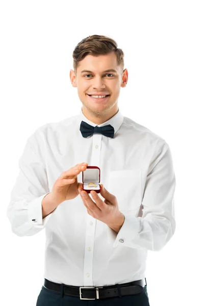 Feliz Novio Demostrando Caja Regalo Con Anillo Boda Mirando Cámara —  Fotos de Stock