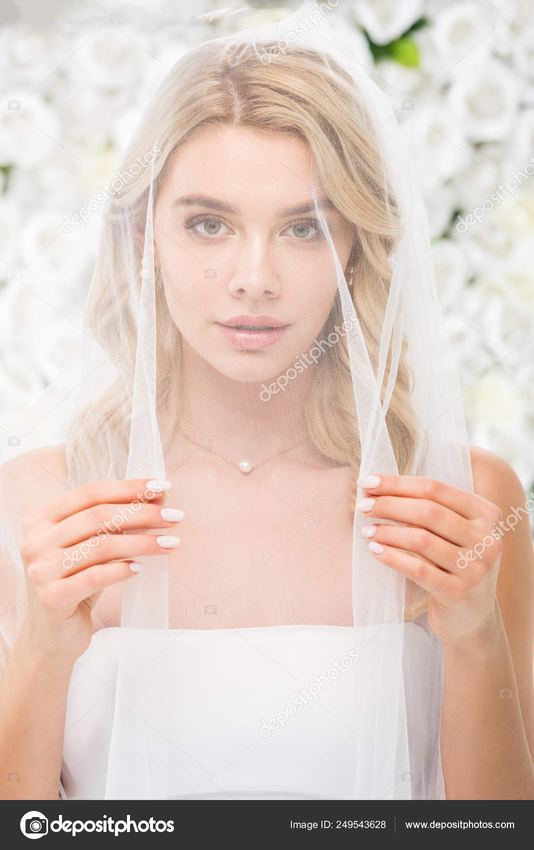 Hermosa novia sosteniendo pendientes de perlas de lujo en la mano por la  mañana, mañana nupcial, preparación de la boda foto – Imagen de Boda en  Unsplash, image size:1068x1700