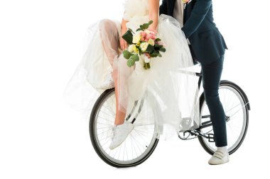 Bisiklet üzerinde beyaz izole damat ile birlikte oturan düğün buket ile gelinin kısmi görünümü