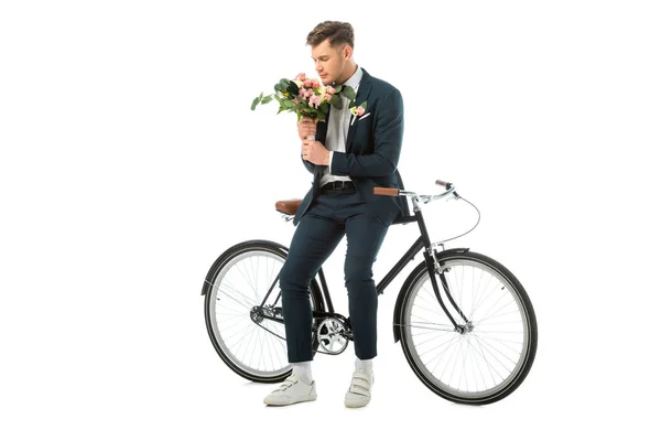 Bonito Noivo Segurando Buquê Casamento Enquanto Estava Perto Bicicleta Isolada — Fotografia de Stock