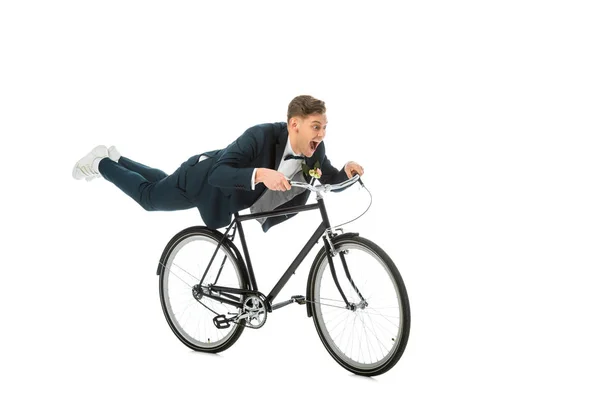 Novio Excitado Traje Elegante Haciendo Acrobacias Bicicleta Aislado Blanco — Foto de Stock