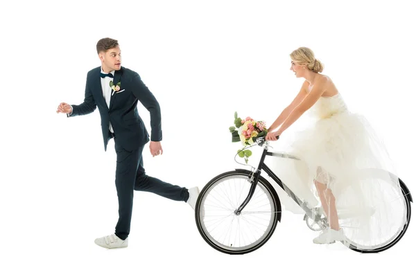 Красивый Жених Костюме Кроссовки Бегут Невесты Велосипеде Изолированы Белом — стоковое фото