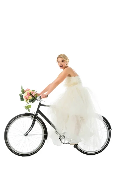 Όμορφη Γαμπρός Ιππασία Ποδήλατο Στο Νυφικό Κρατώντας Την Ανθοδέσμη Γάμου — Φωτογραφία Αρχείου