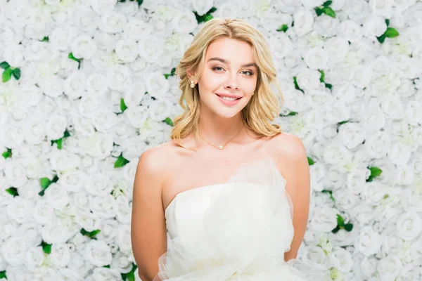 Hermosa Joven Con Cabello Rubio Sobre Fondo Floral Blanco — Foto de Stock