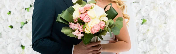 Plano Panorámico Novia Novio Con Ramo Boda Sobre Fondo Floral —  Fotos de Stock