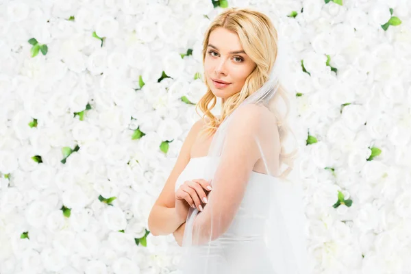 Feliz Mujer Joven Atractiva Mirando Cámara Sobre Fondo Floral Blanco —  Fotos de Stock