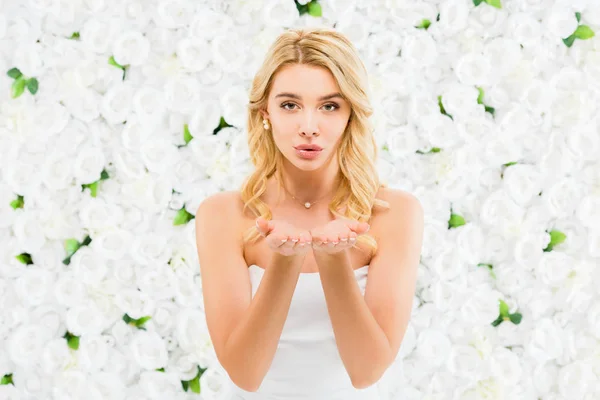 Krásná Mladá Nevěsta Odesílání Vzduchu Polibek Bílém Pozadí Květinové — Stock fotografie