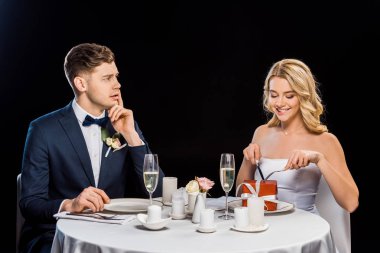 cesareti kırılmış damat geline hediye kutusu ile siyah izole plaka üzerinde seyir
