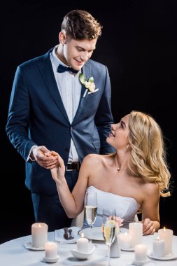 siyah izole yakışıklı damat ile el ele tutuşarak mutlu gelin