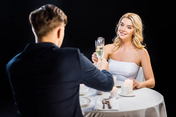 Gelukkige Paar Rammelende Glazen Champagne Tijdens Vergadering Geserveerd Tabel Geïsoleerd — Stockfoto