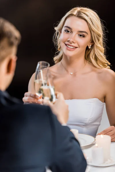 Selective Focus Young Couple Clinking Glasses Champagne Black Background — Stock Photo, Image