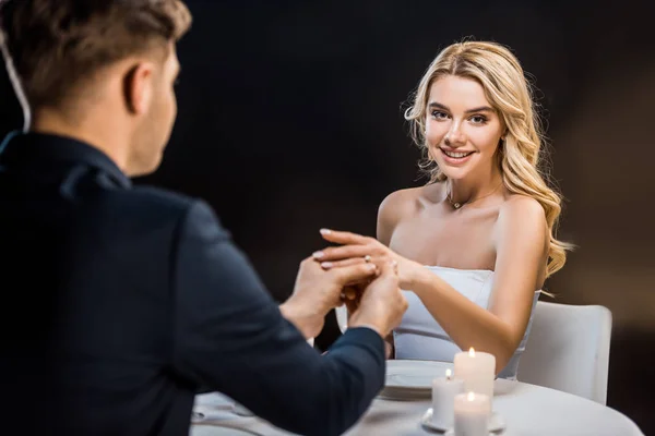 Junger Bräutigam Legt Ehering Auf Bräute Finger Auf Schwarzem Hintergrund — Stockfoto