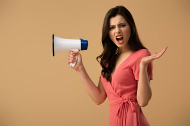 Kızgın megafon tutarak ve çığlık elbiseli esmer kadın üzerinde bej izole