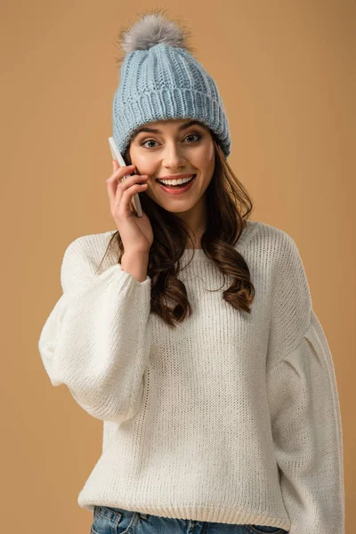 Brunette Woman Knitted Hat Talking Smartphone Surprised Smile Isolated Beige — Stock Photo, Image