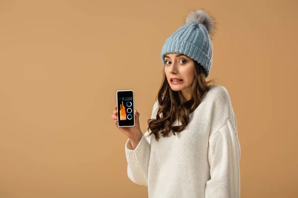 Confus Jolie Femme Tenant Smartphone Avec Application Infographique Écran Isolé — Photo