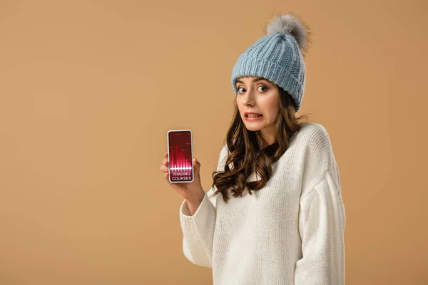 Confused Brunette Girl Hat Holding Smartphone Trading Courses App Screen — Stock Photo, Image