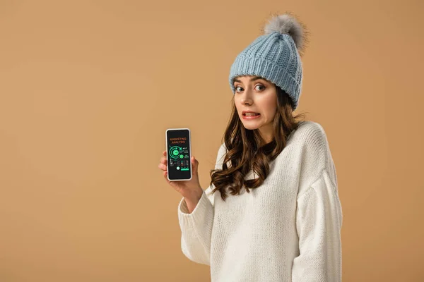 Pretty Confused Girl Sweater Holding Smartphone Marketing Analysis App Screen — Stock Photo, Image