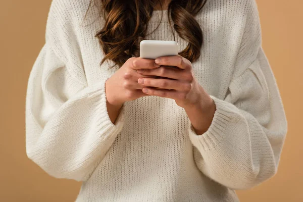 Vista Recortada Mujer Morena Suéter Blanco Usando Smartphone Aislado Beige — Foto de Stock