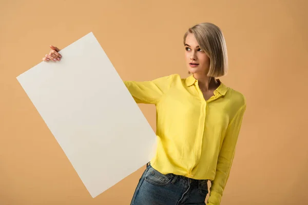 Drömmande Ung Kvinna Gul Skjorta Håller Tom Affischera Isolerade Beige — Stockfoto