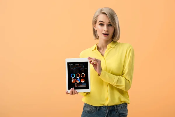 Überraschte Blonde Frau Gelbem Hemd Hält Digitales Tablet Mit Infografik — Stockfoto