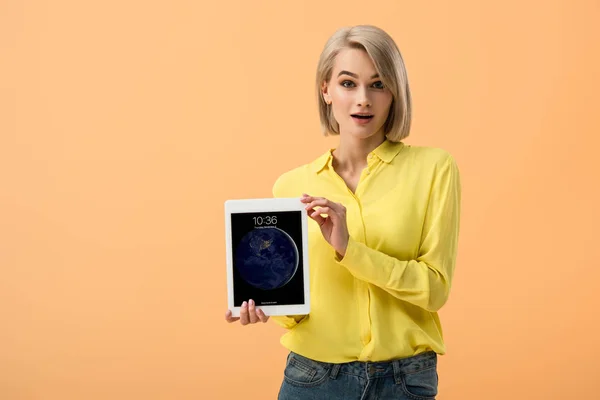 Surprised Blonde Woman Holding Digital Tablet Lock Screen Isolated Orange — Stock Photo, Image