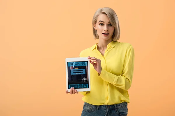 Surprised Girl Yellow Shirt Holding Digital Tablet Booking App Screen — Stock Photo, Image