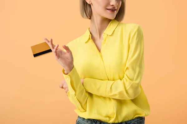 Vista Cortada Elegante Jovem Segurando Cartão Crédito Isolado Laranja — Fotografia de Stock