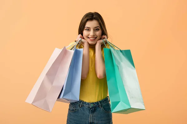 Glückselige Brünette Junge Frau Mit Einkaufstaschen Orange — Stockfoto