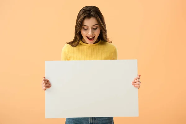 Eccitato Bruna Giovane Donna Possesso Cartello Bianco Ridere Isolato Arancione — Foto Stock