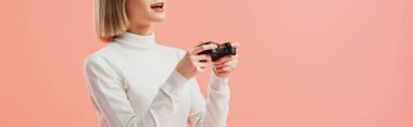 joystick pink izole dururken tutan kız panoramik çekim 