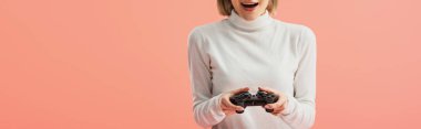 sürpriz kız joystick pink izole dururken tutan panoramik çekim 