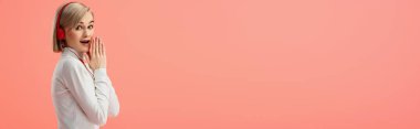 şok sarışın kadın pink izole kulaklık müzik dinleme panoramik çekim 