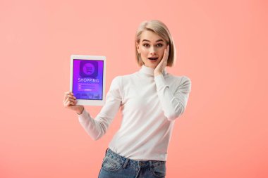 app ekranda pink izole alışveriş ile dijital tablet tutan sürpriz sarışın kadın 