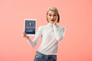 pink izole ekranda dijital tablet tumblr app ile tutan sürpriz sarışın kadın 